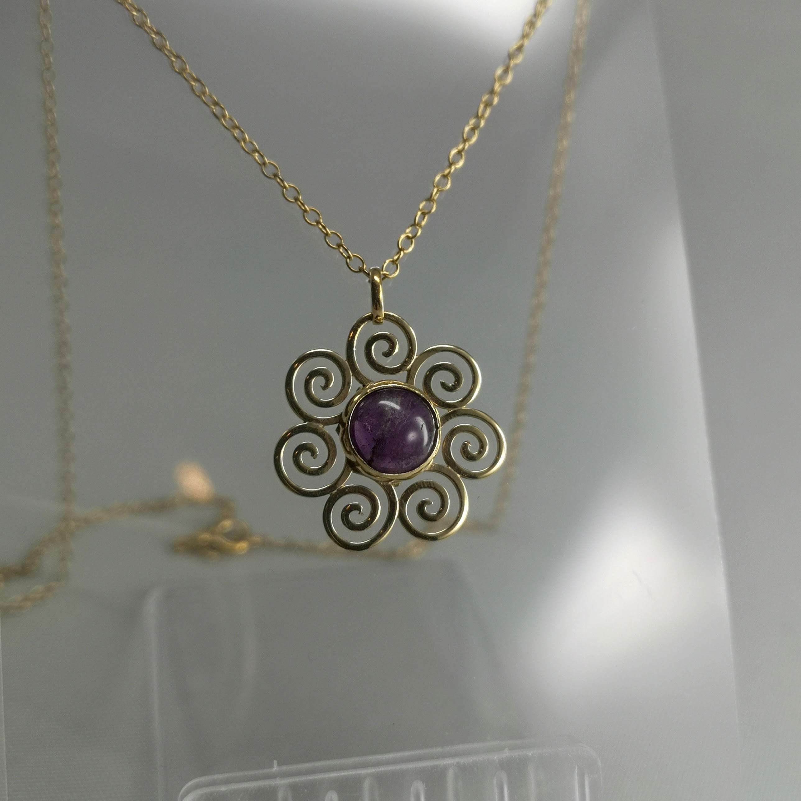 9ct Gold decorative pendant with an amethyst stone and with 18" stone
