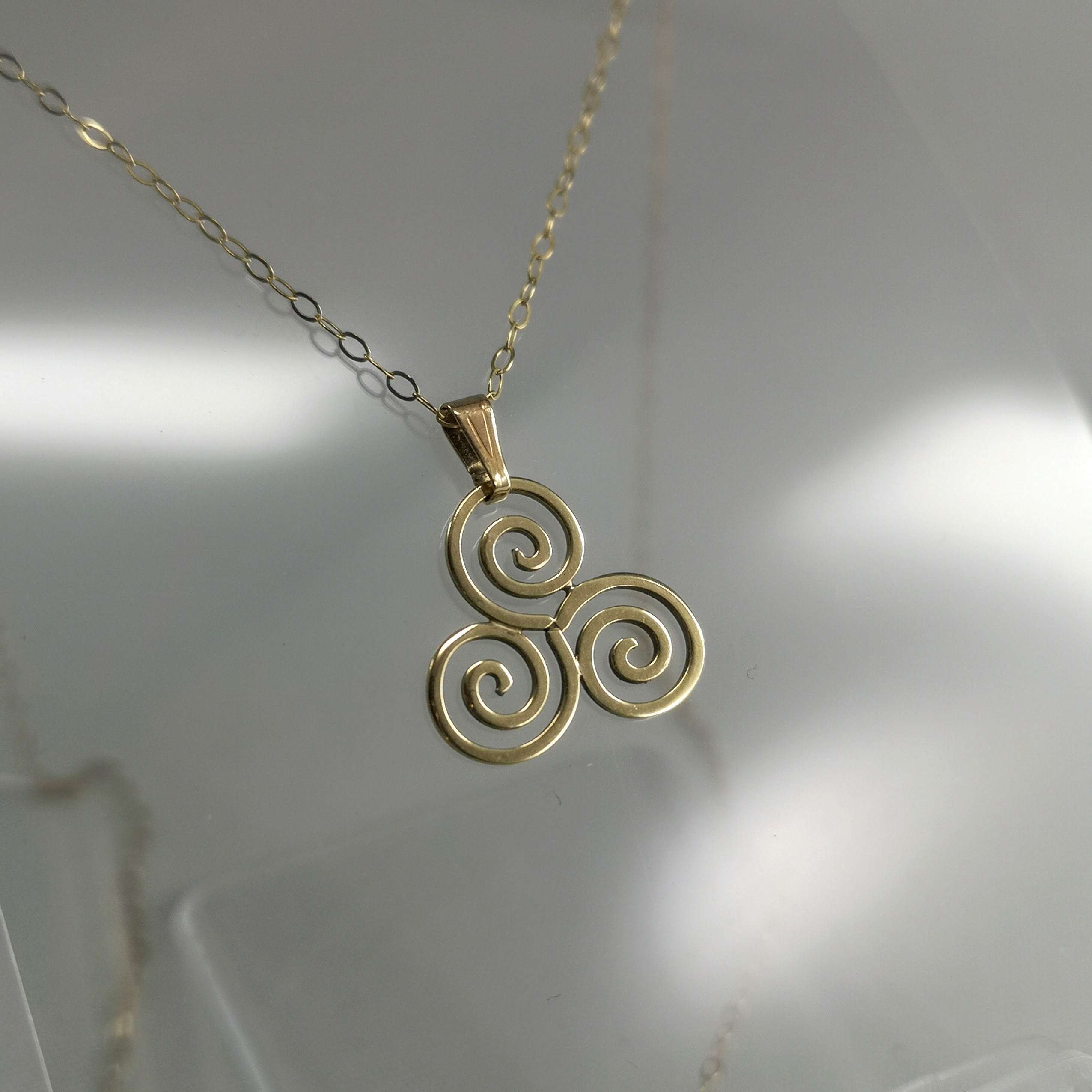 9ct Gold celtic spiral pendant with 18" chain