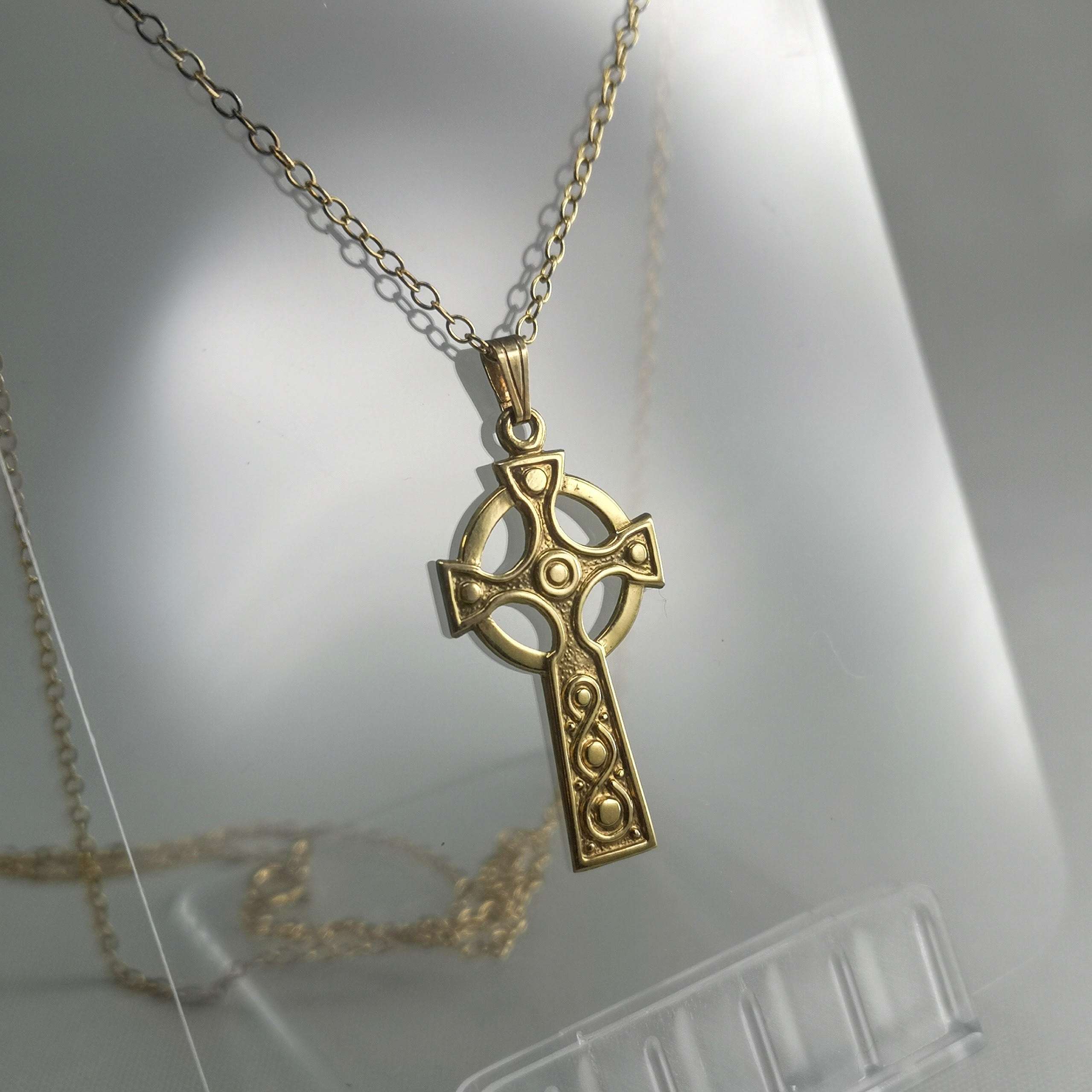 9ct celtic cross on an 18" chain